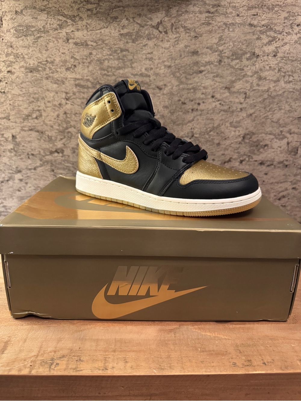 NEW Air Jordan 1 Retro High OG Black Metallic Gold 7Y Women’s 8.5